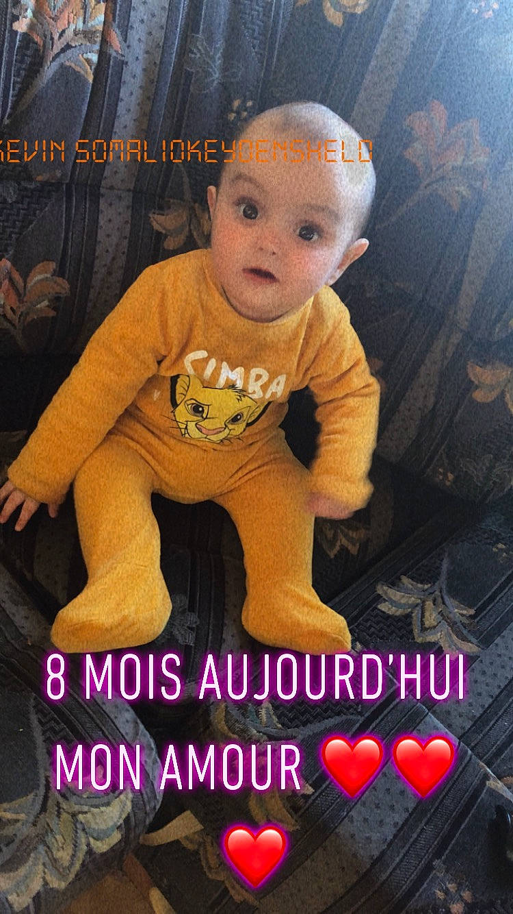 Shelden a rejoint le concours — aidez-le/la à gagner de superbes lots ! baby, baby_toddler_clothing, beauty, cheek, child, cool, facial_expression, flooring, font, fun, grass, happy, human, people, person, photo_caption, sitting, sleeve, snapshot, surprise