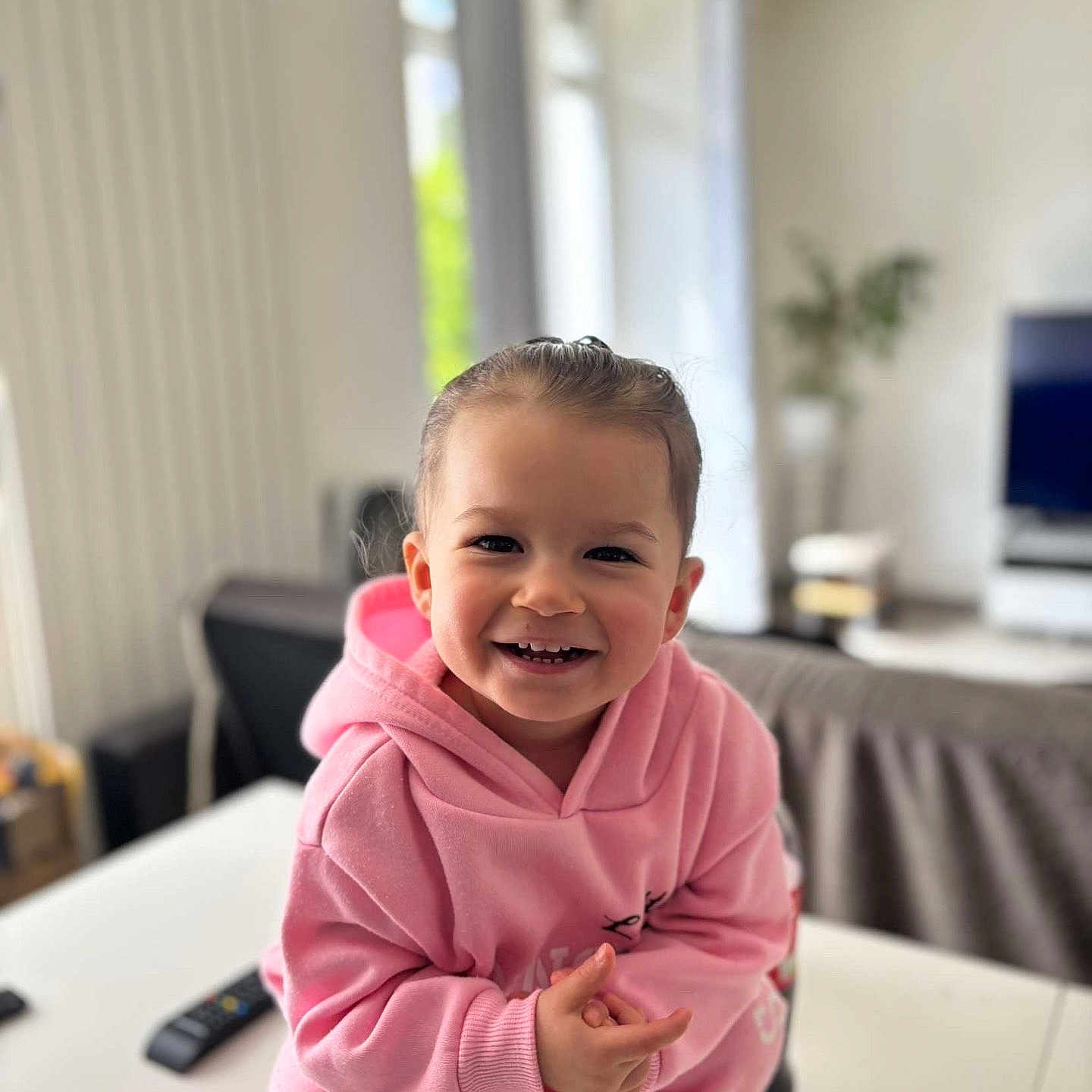 Jelena a rejoint le concours — aidez-le/la à gagner de superbes lots ! baby, babylaughing, bodypart, computerhardware, electronics, face, finger, hand, happy, hardware, head, monitor, person, photography, plant, portrait, remotecontrol, screen, sitting, smile