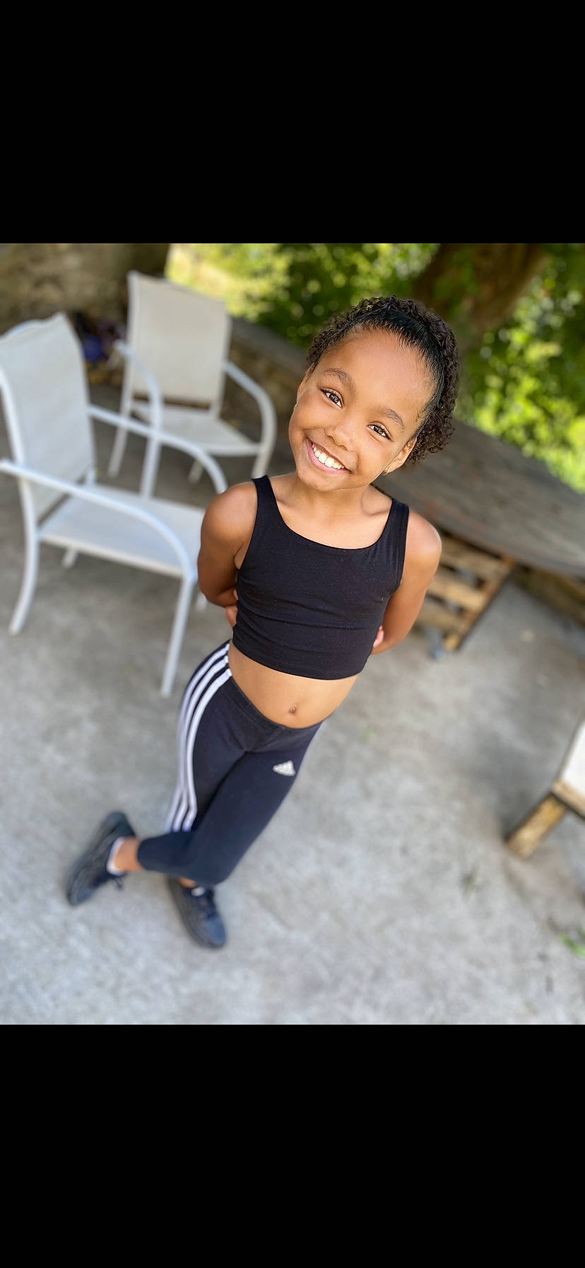 Enissah participe au concours pour gagner de l'argent avec cette photo : abdomen, active_pants, chair, dance, face, flash_photography, happy, human_leg, joy, knee, leg, leisure, person, physical_fitness, shorts, smile, sportswear, t_shirt, thigh, toddler