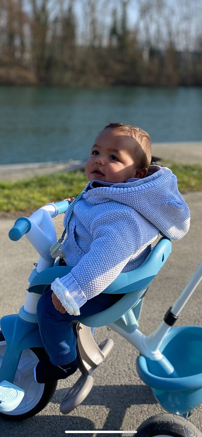 Pharell a rejoint le concours — aidez-le/la à gagner de superbes lots ! azure, baby, baby_carriage, baby_products, baby_toddler_clothing, child, comfort, electric_blue, fun, glove, grass, happy, human_leg, leisure, people_in_nature, person, personal_protective_equipment, recreation, sitting, toddler