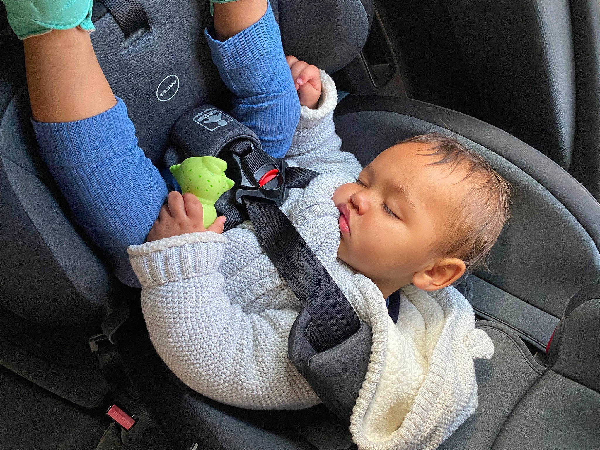 Pharell participe au concours pour gagner de l'argent avec cette photo : auto_part, baby, baby_carriage, baby_in_car_seat, baby_products, car, car_seat, car_seat_cover, comfort, finger, gesture, hand, head_restraint, motor_vehicle, nail, person, seat_belt, steering_part, toddler, vehicle_door