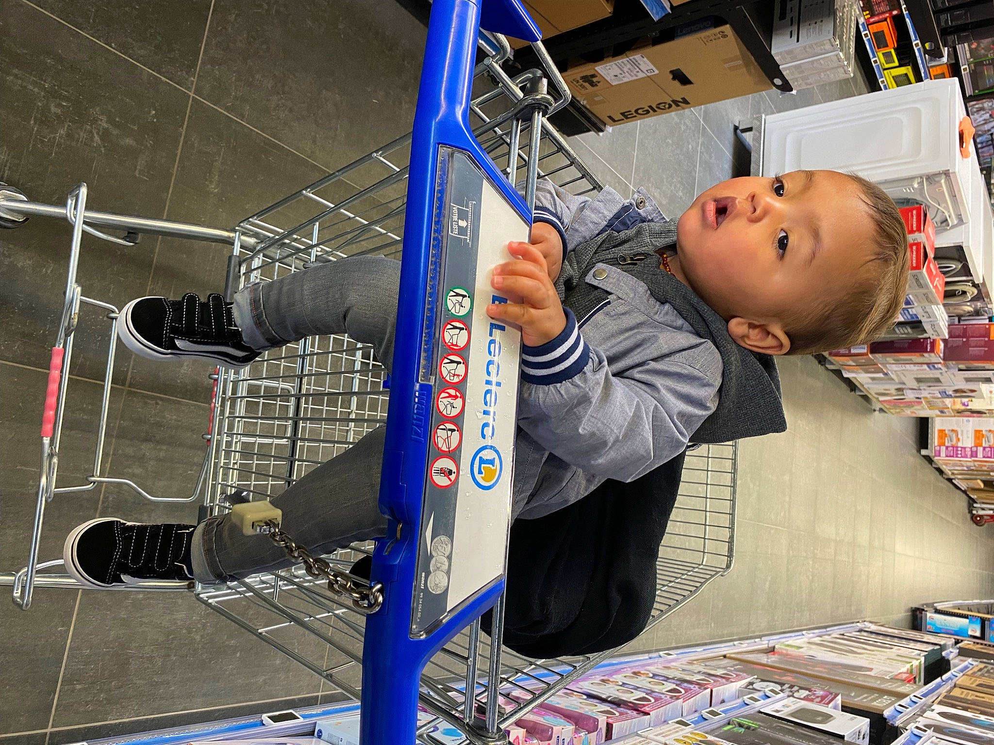 Pharell a rejoint le concours — aidez-le/la à gagner de superbes lots ! baby, convenience_store, customer, elbow, electric_blue, engineering, fun, knee, machine, person, recreation, retail, rope, service, smile, surprise, t_shirt, toddler, wire