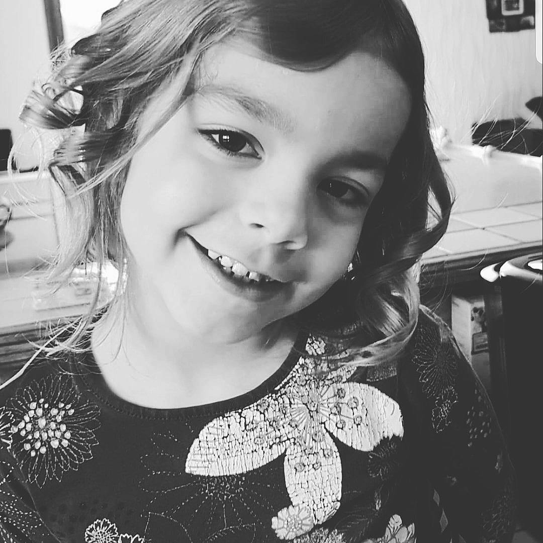 Kenzy participe au concours pour gagner de l'argent avec cette photo : black, black_and_white, cheek, eye, eyebrow, eyelash, flash_photography, hair, hairstyle, happy, iris, jaw, joy, lip, neck, organ, person, sleeve, smile, style