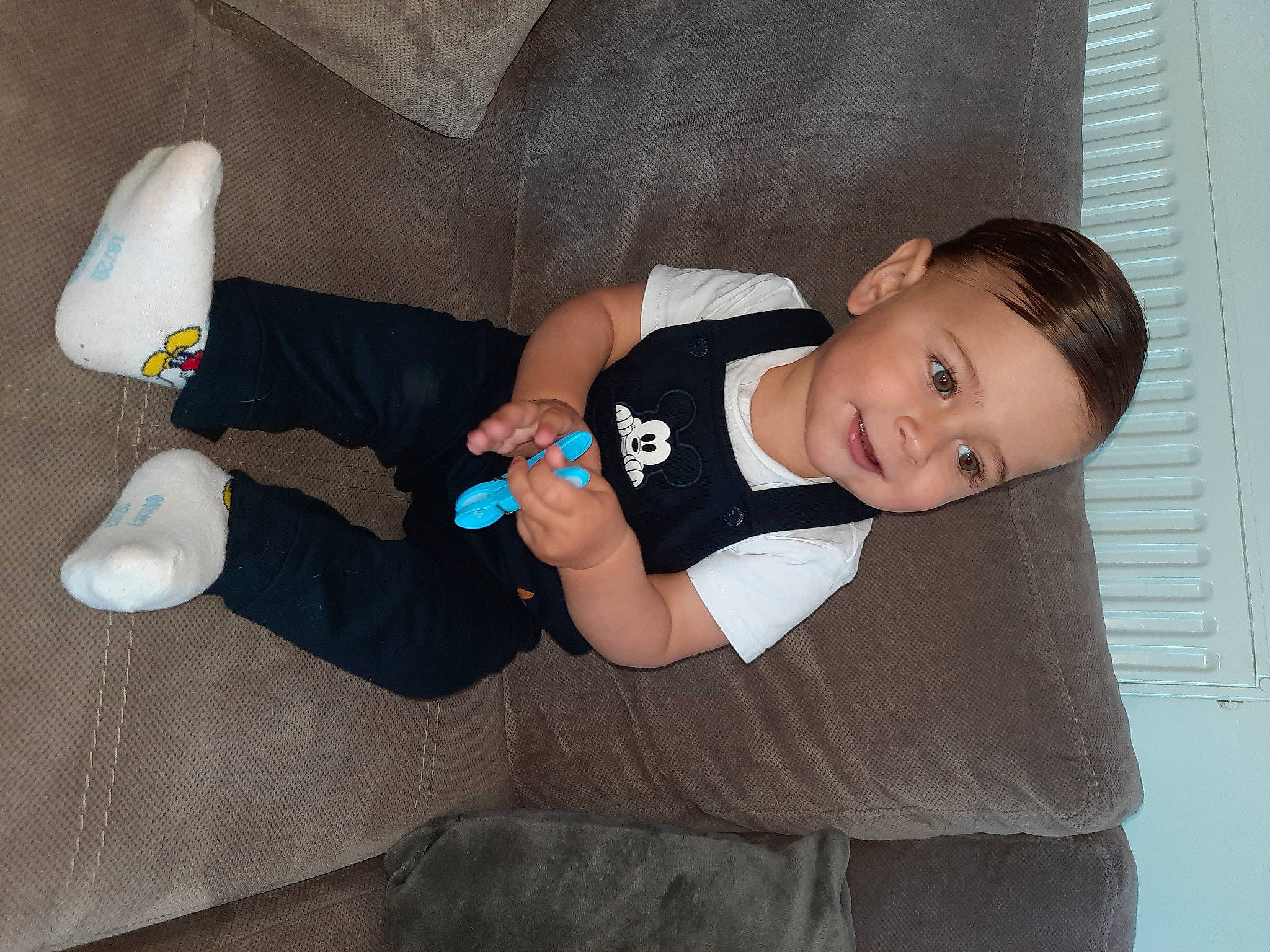 Lyes participe au concours pour gagner de l'argent avec cette photo : arm, baby, baby_toddler_clothing, child, comfort, elbow, finger, flash_photography, fun, gesture, hand, happy, joint, joy, knee, leg, person, sleeve, smile, sock