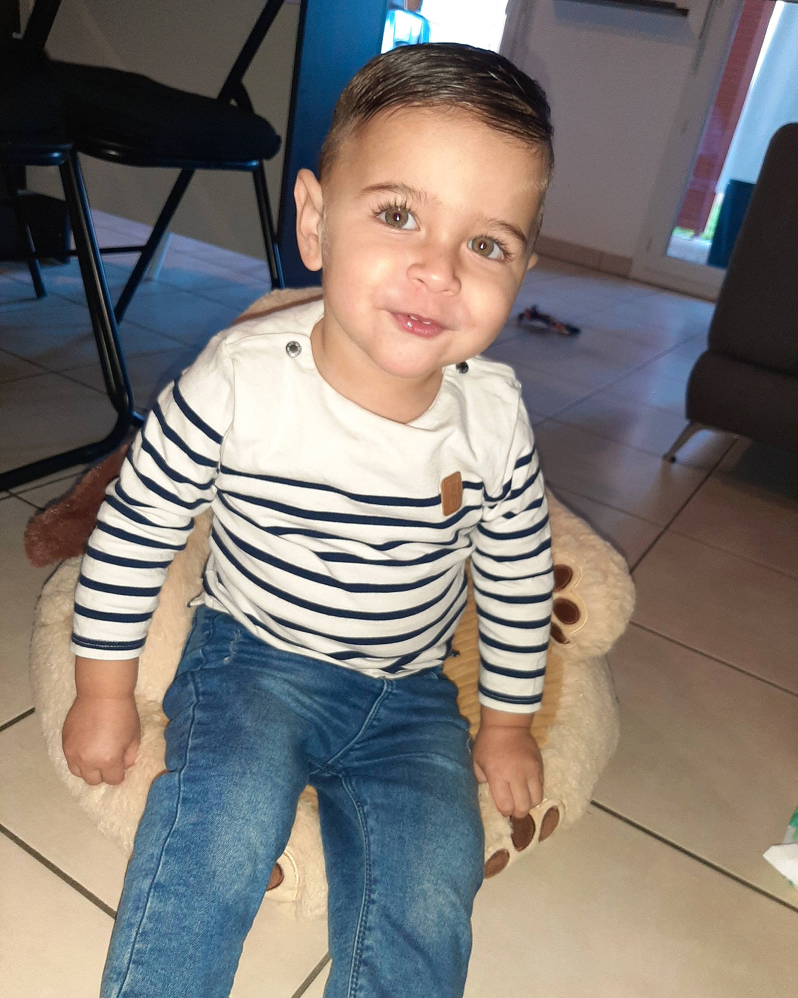 Lyes participe au concours pour gagner de l'argent avec cette photo : blue, cheek, chin, clothing, cool, face, flash_photography, floor, hair, hairstyle, hand, happy, head, jeans, joint, joy, nose, person, shoulder, skin