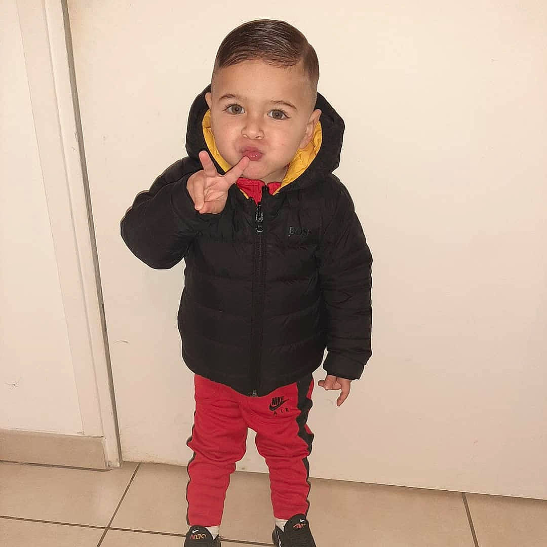 Lyes a rejoint le concours — aidez-le/la à gagner de superbes lots ! baby, baby_toddler_clothing, cheek, child, collar, eye, face, flooring, fur, gesture, hair, happy, human_body, jacket, neck, nose, pattern, person, sleeve, standing