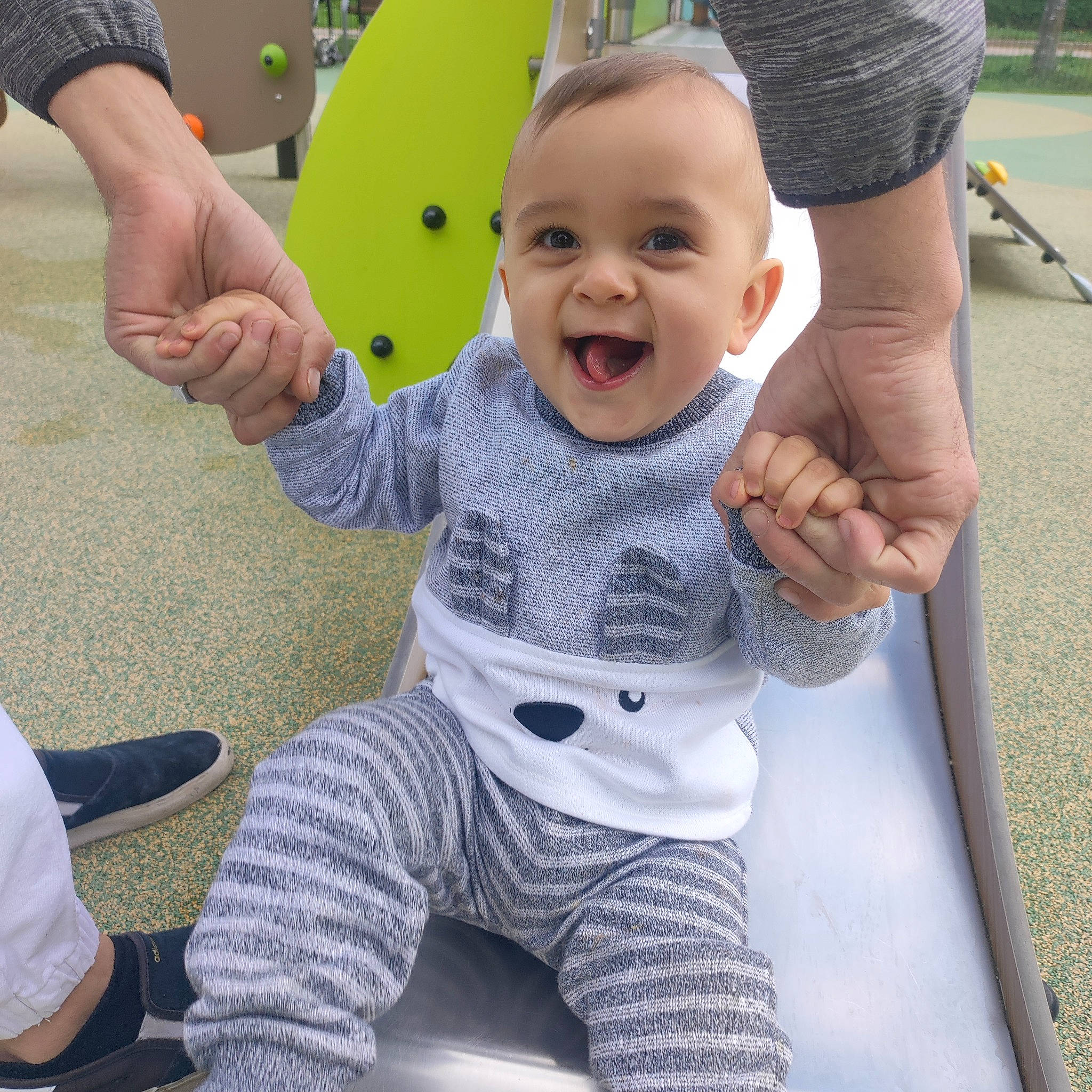 Lumzi participe au concours pour gagner de l'argent avec cette photo : baby, baby_toddler_clothing, child, facial_expression, fun, gesture, grass, green, happy, joint, leg, leisure, people, person, recreation, skin, sleeve, smile, swing, t_shirt
