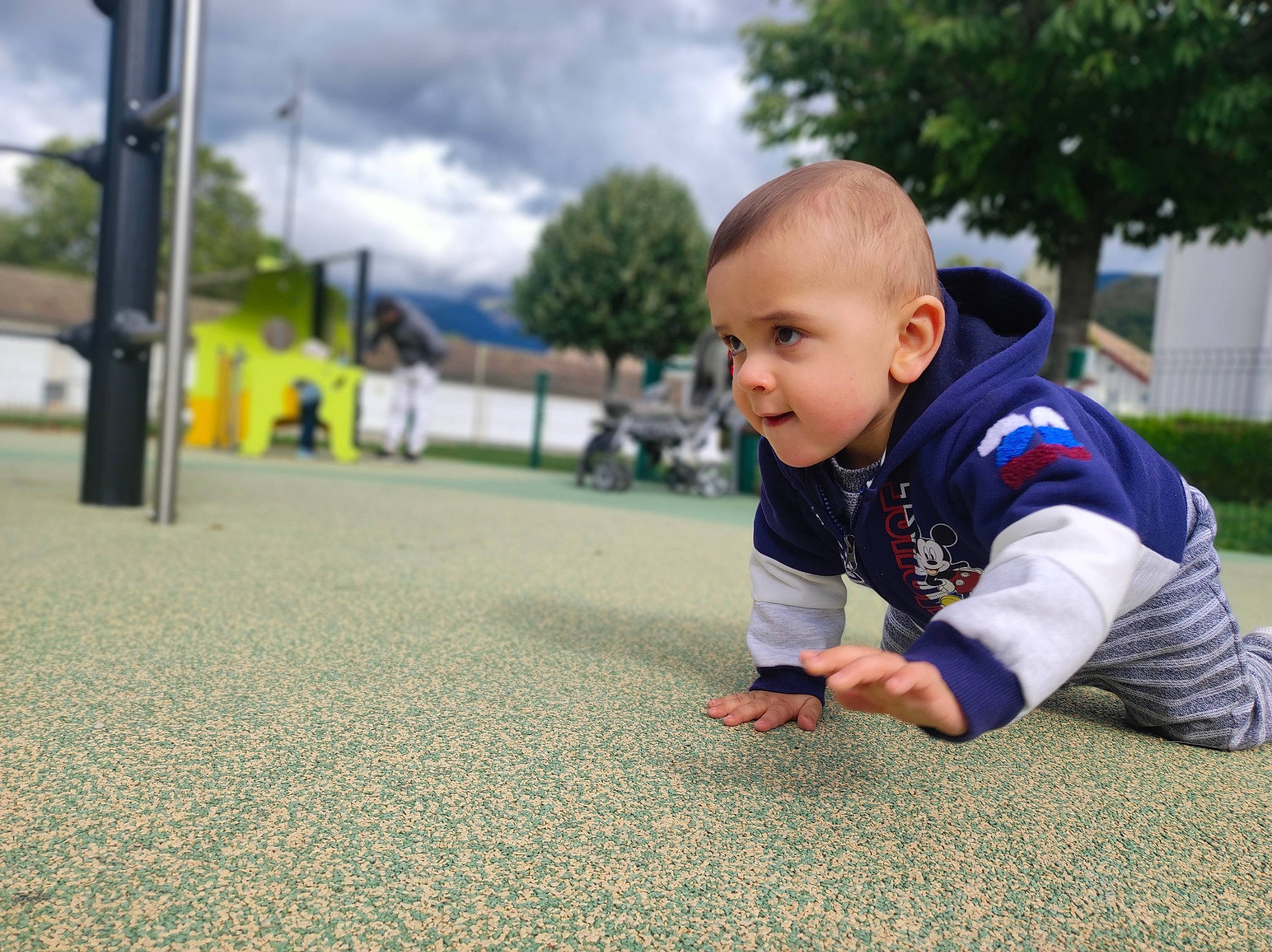 Lumzi participe au concours pour gagner de l'argent avec cette photo : asphalt, baby, child, city, cloud, electric_blue, flooring, fun, grass, happy, leisure, people_in_nature, person, plant, recreation, road_surface, sidewalk, sky, smile, toddler