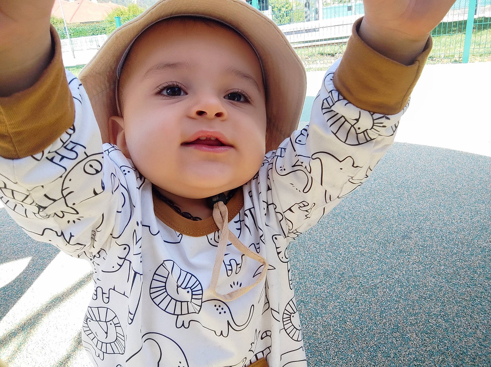 Lumzi participe au concours pour gagner de l'argent avec cette photo : baby, baby_toddler_clothing, cap, child, cool, fashion_accessory, finger, fun, gesture, grass, happy, hat, human_leg, nose, outerwear, pattern, person, sleeve, smile, sun_hat