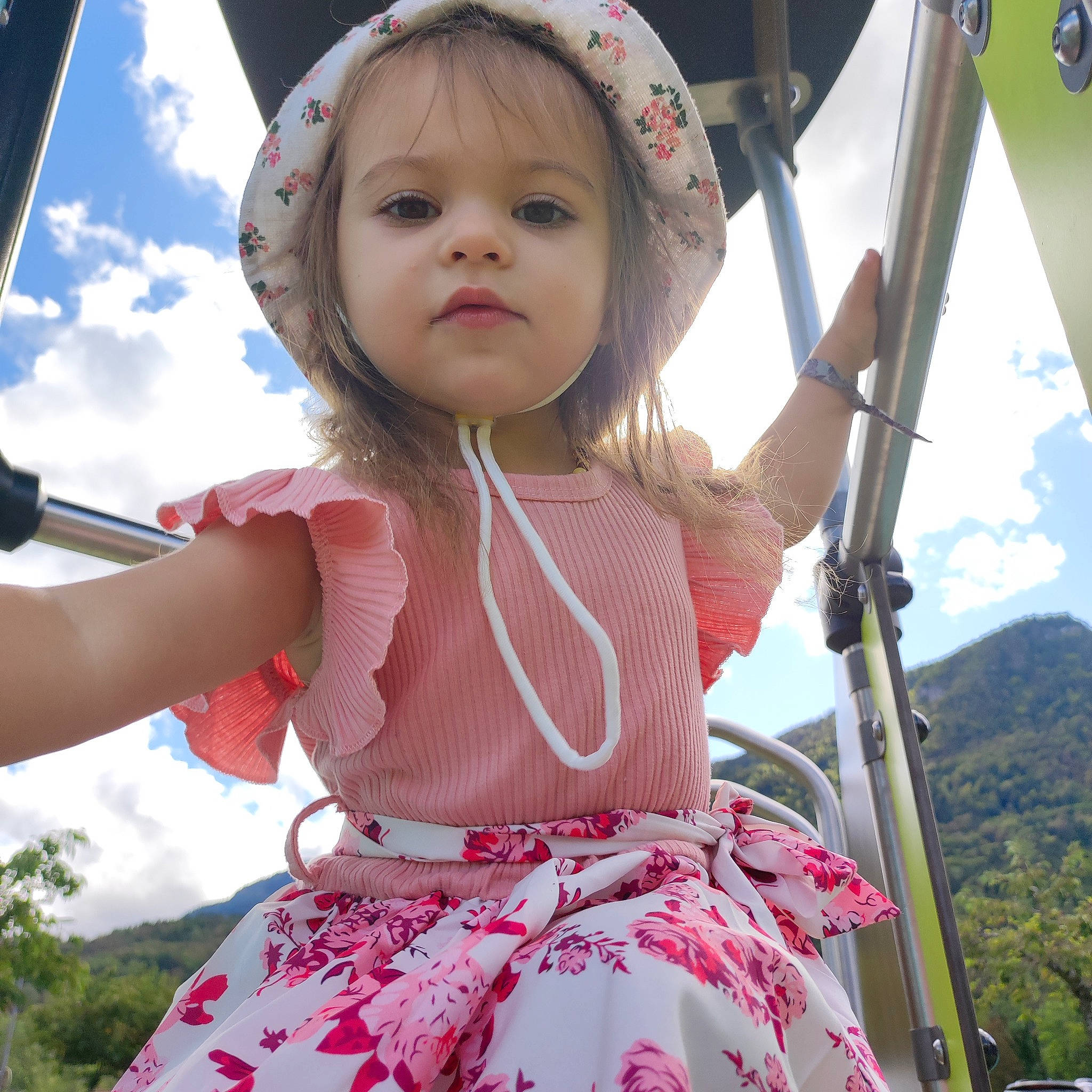 Louna a rejoint le concours — aidez-le/la à gagner de superbes lots ! child, cloud, fun, grass, happy, leisure, light, magenta, organ, pattern, person, photograph, pink, pole, recreation, sky, summer, toddler, travel, tree