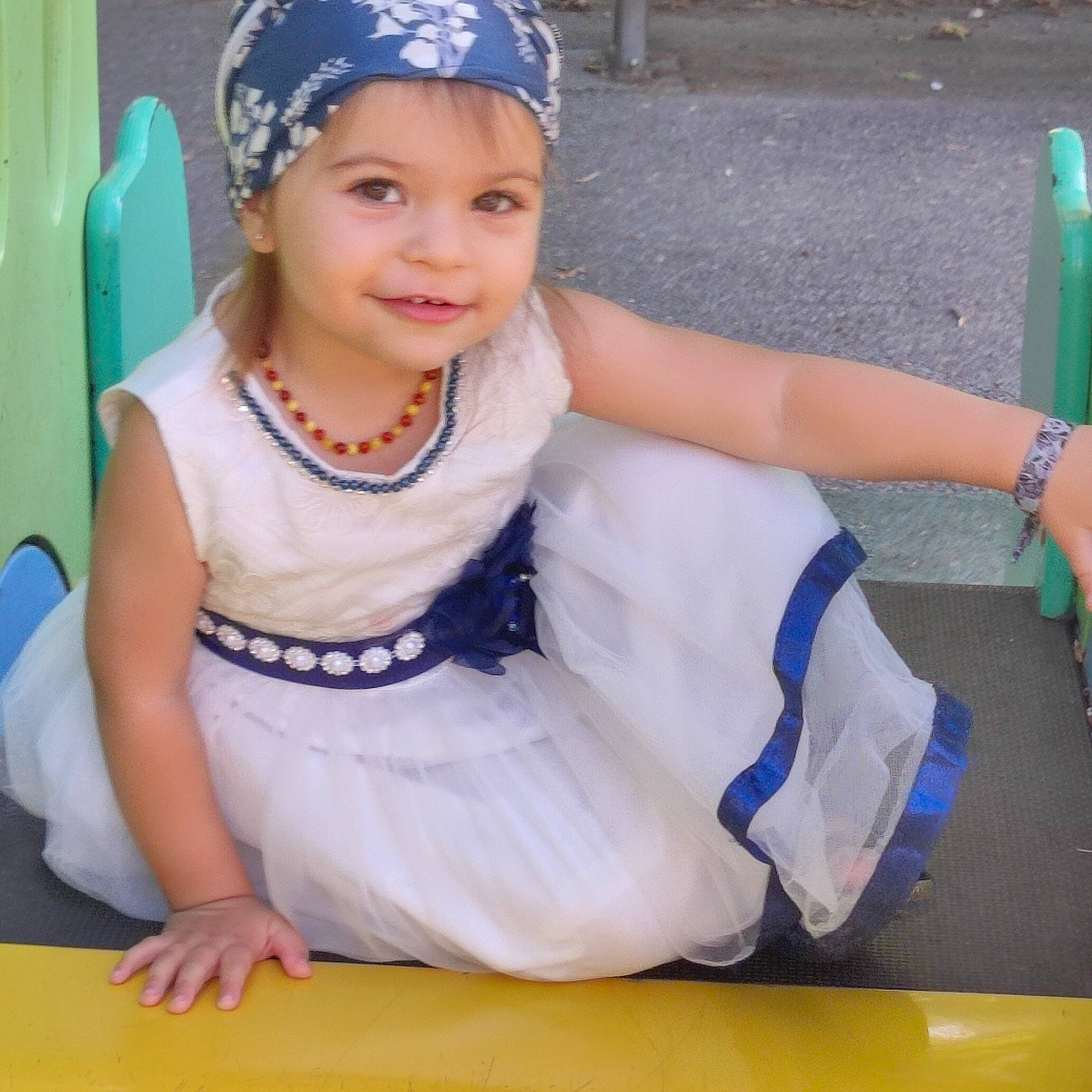 Louna a rejoint le concours — aidez-le/la à gagner de superbes lots ! baby_toddler_clothing, cap, child, costume_hat, dress, electric_blue, face, fashion_accessory, fun, hair_accessory, happy, headband, headpiece, headwear, jewellery, joy, person, purple, recreation, sleeve