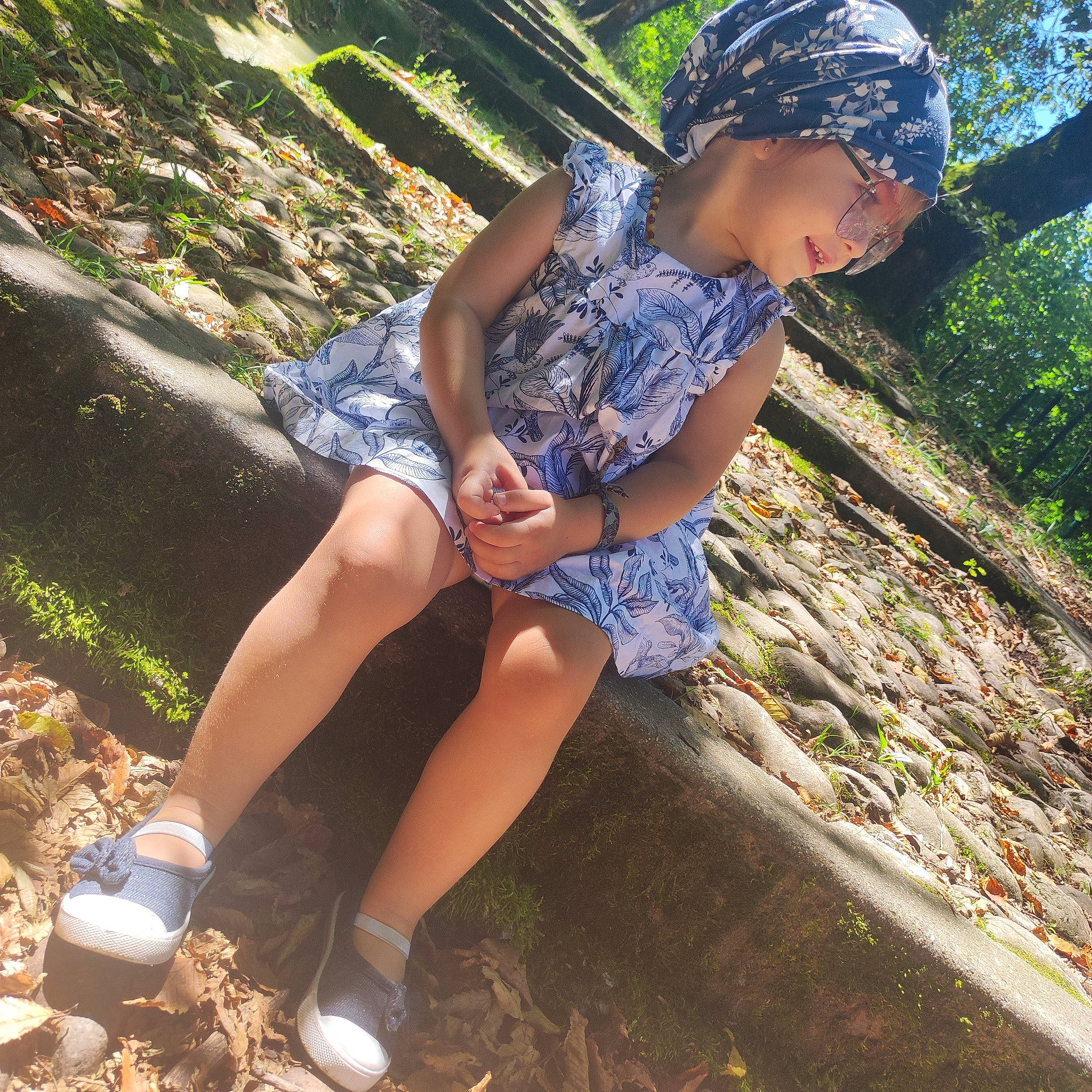 Louna a rejoint le concours — aidez-le/la à gagner de superbes lots ! baseball_cap, cap, cool, grass, happy, hat, headwear, knee, landscape, leg, leisure, people_in_nature, person, plant, recreation, shoe, shorts, sneakers, summer, sun_hat