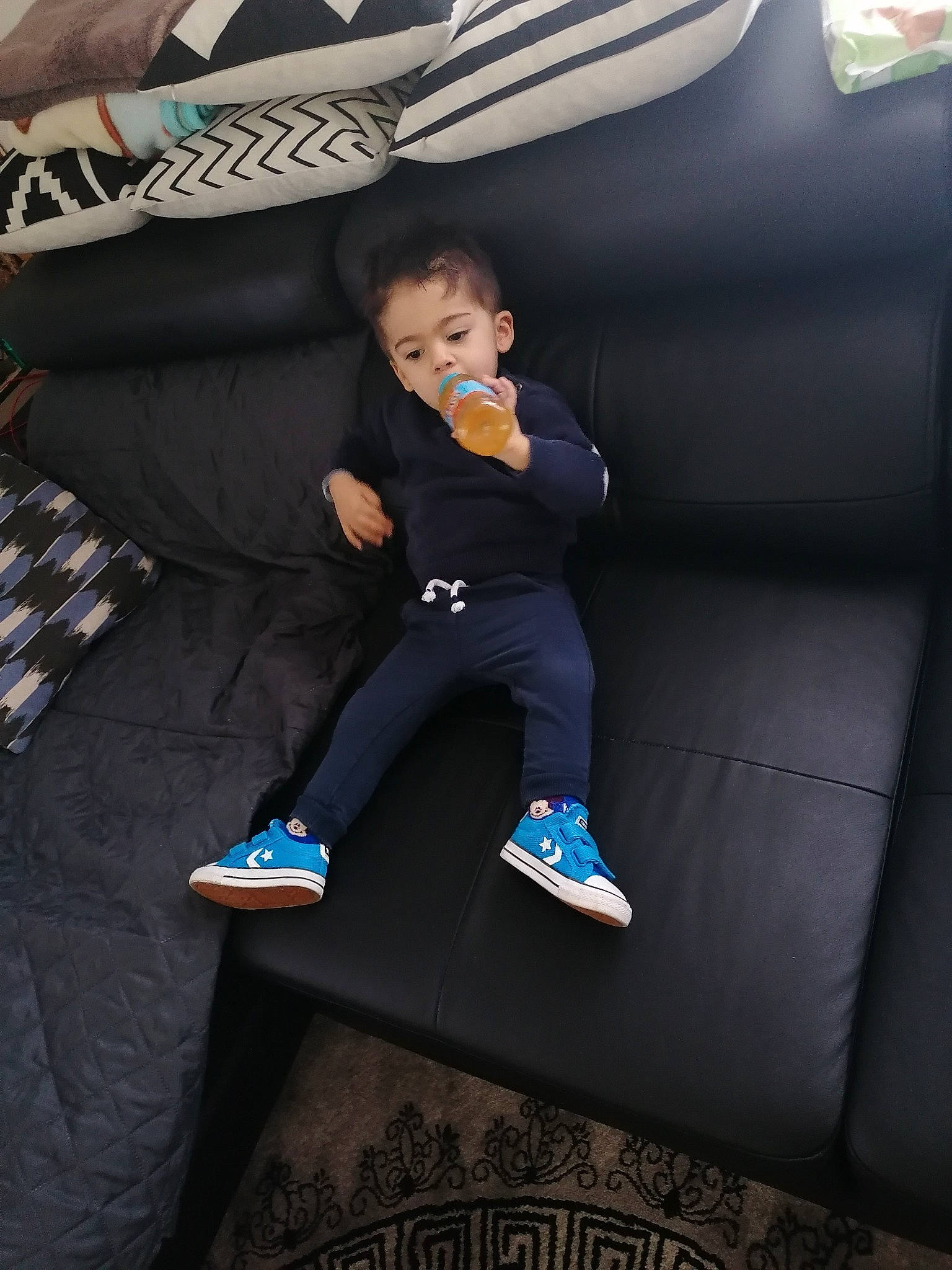 Khalis participe au concours pour gagner de l'argent avec cette photo : automotive_design, comfort, elbow, electric_blue, flash_photography, formal_wear, fun, human_leg, knee, leisure, person, recreation, shoe, sitting, sleeve, sneakers, space, sportswear, t_shirt, thigh