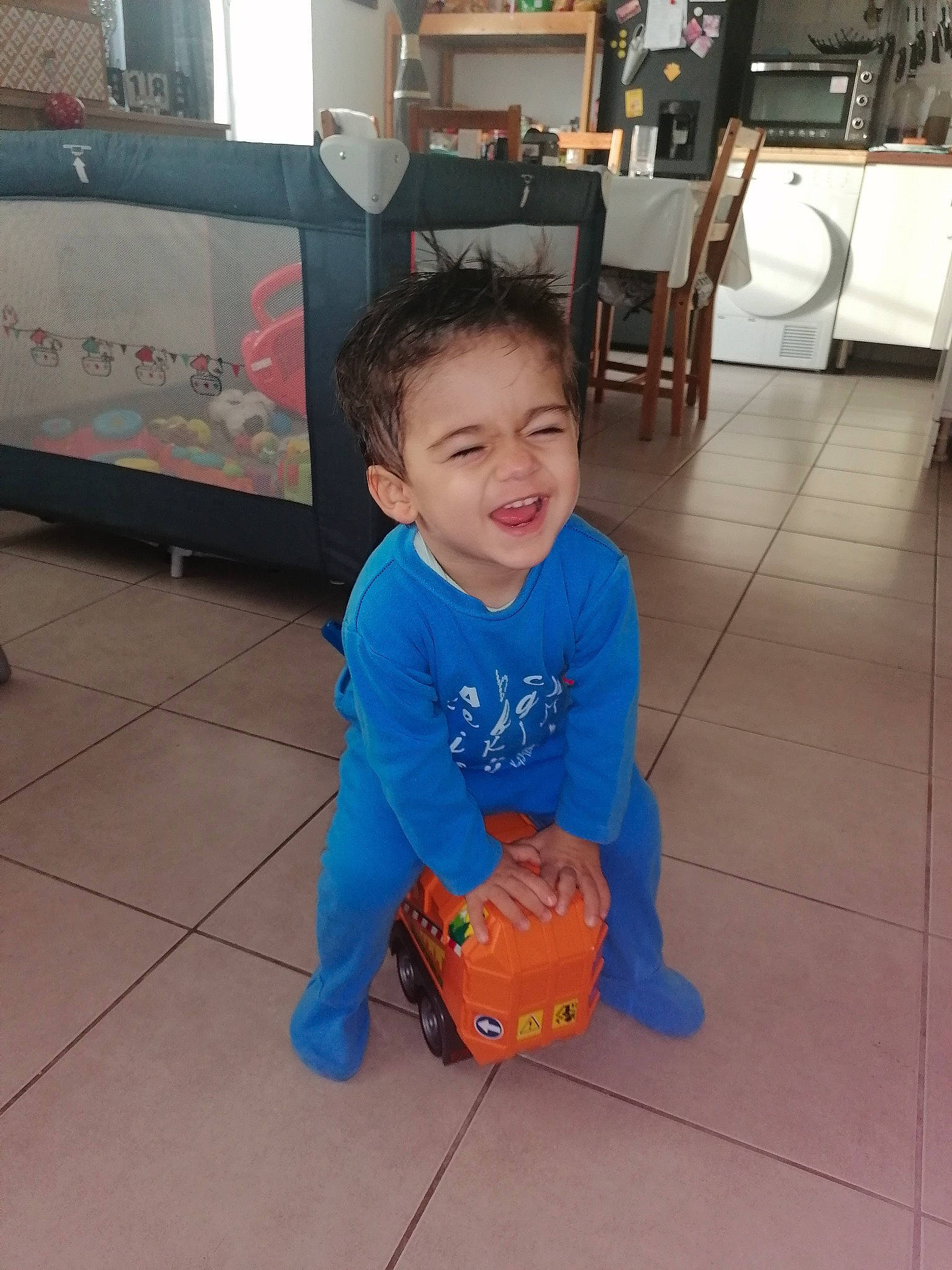 Khalis a rejoint le concours — aidez-le/la à gagner de superbes lots ! baby, baby_toddler_clothing, ball, chair, child, electric_blue, floor, flooring, fun, happy, hardwood, person, play, room, sitting, sleeve, smile, standing, t_shirt, toddler