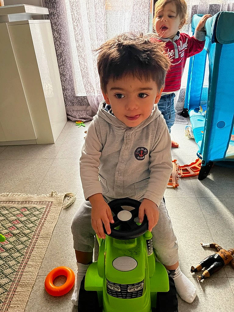 Khalis a rejoint le concours — aidez-le/la à gagner de superbes lots ! baby, baby_toddler_clothing, child, cleanliness, face, floor, flooring, fun, green, person, photograph, play, riding_toy, snapshot, tire, toddler, toy, toy_vehicle, wheel, white