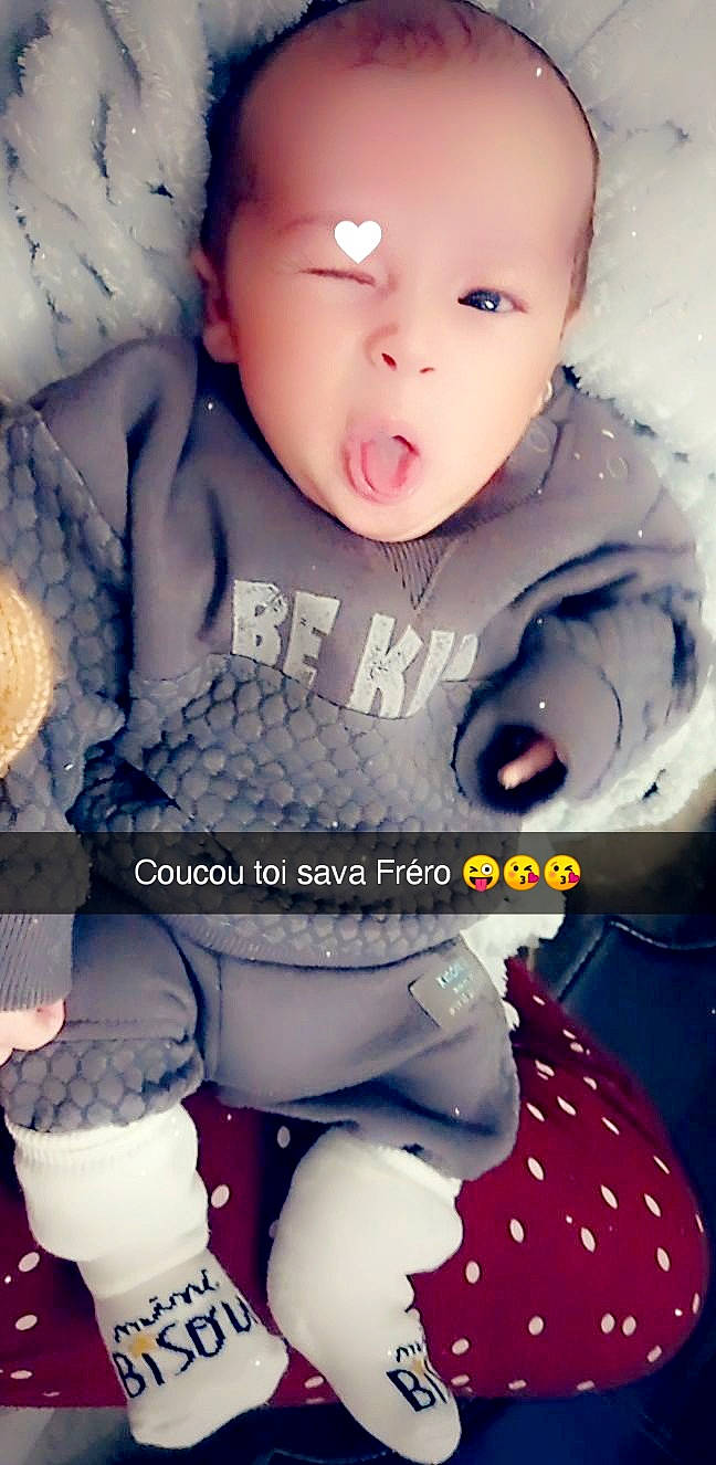 Ilyan participe au concours pour gagner de l'argent avec cette photo : arm, baby, baby_toddler_clothing, blue, cheek, child, cool, finger, flash_photography, font, gesture, happy, mouth, organ, pattern, person, pink, skin, sleeve, toddler