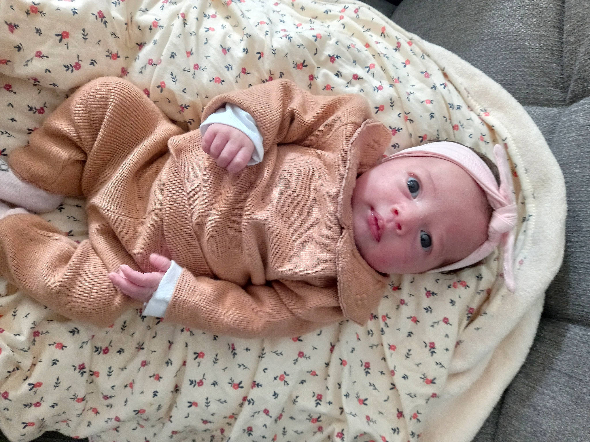 Sanaa a rejoint le concours — aidez-le/la à gagner de superbes lots ! baby, baby_products, baby_toddler_clothing, cheek, child, comfort, eye, face, grass, head, headwear, linens, nap, pattern, person, pink, room, skin, sleeve, toddler