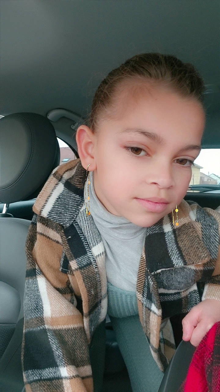 Naelle participe au concours pour gagner de l'argent avec cette photo : audio_equipment, auto_part, car, car_seat, car_seat_cover, child, eyelash, eyewear, family_car, fashion_accessory, fur, head, head_restraint, long_hair, pattern, person, personal_luxury_car, plaid, steering_wheel, tartan