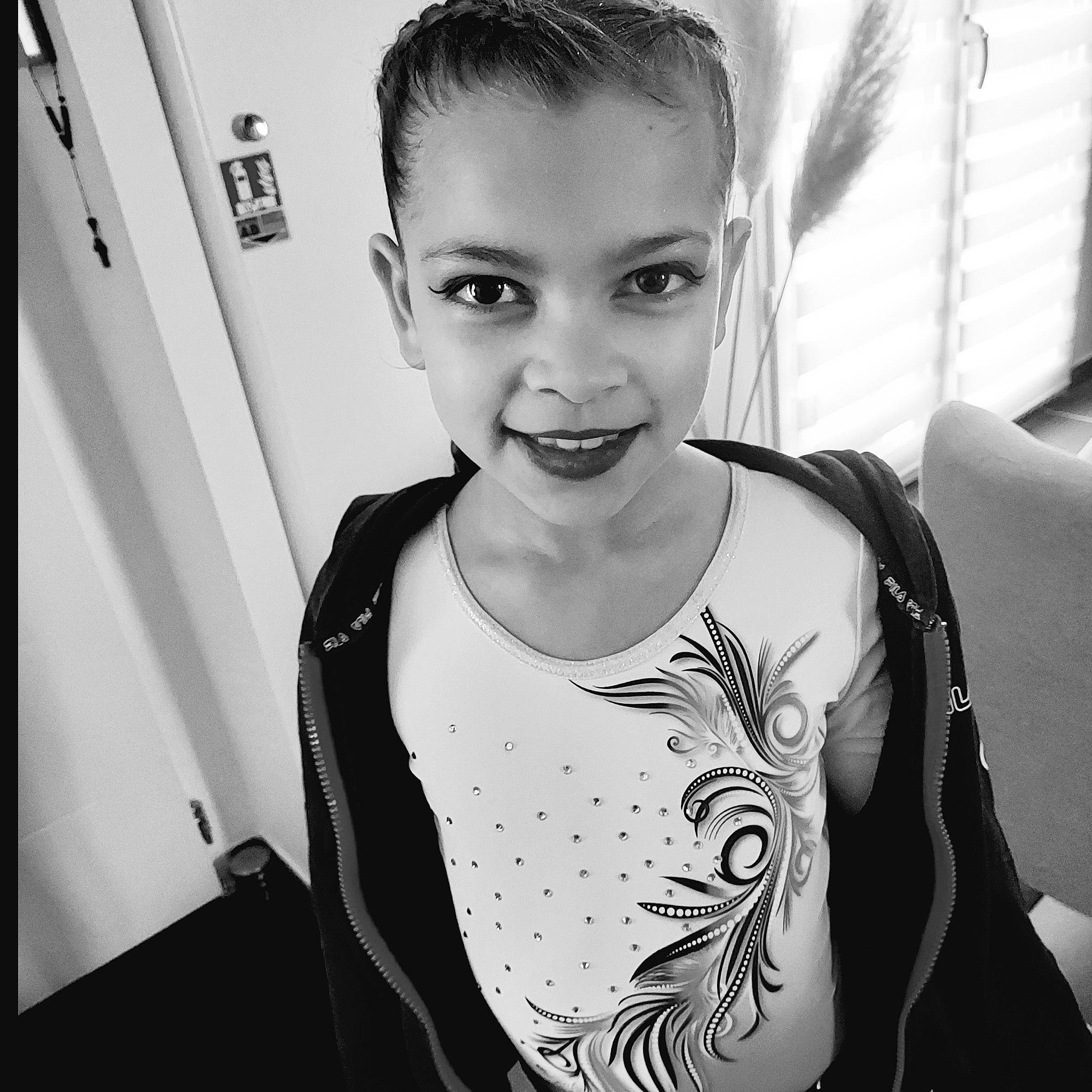 Naelle participe au concours pour gagner de l'argent avec cette photo : black_and_white, chest, eyelash, fashion_design, flash_photography, hair, hairstyle, happy, iris, joy, monochrome, monochrome_photography, neck, person, shoulder, sleeve, smile, standing, style, t_shirt