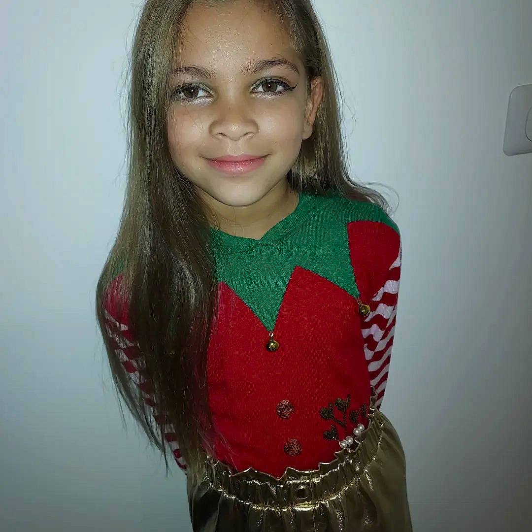 Naelle a rejoint le concours — aidez-le/la à gagner de superbes lots ! black_hair, embellishment, eye, eyebrow, eyelash, fashion_design, happy, human_body, iris, jewellery, joy, layered_hair, lip, lipstick, neck, person, red, shoulder, sleeve, smile