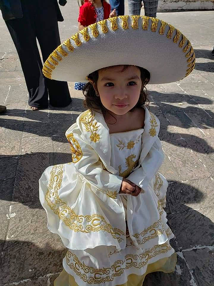 Emree is registered to the contest to win money with this photo: child, costume, fashion_accessory, hat, headgear, headwear, person, smile, sun_hat