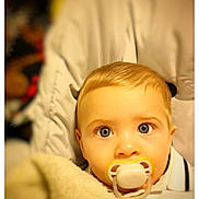 Lowen a rejoint le concours — aidez-le/la à gagner de superbes lots ! baby, infant, pacifier, blue_eyes, blanket, car_seat, stroller, portrait, close_up, indoor, soft_lighting, blond_hair, gaze, cheeks, cute, bokeh_background, clothing, strap, head, lips