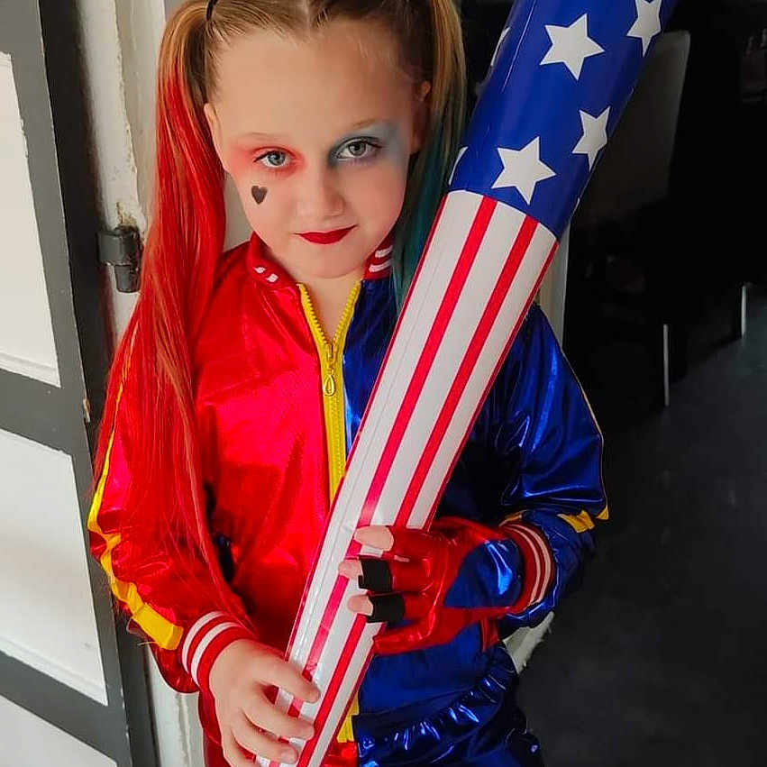 Mathéa participe au concours pour gagner de l'argent avec cette photo : child, clothing, cosplay, costume, cricket, cricketbat, face, female, flag, girl, hair, head, person, redhair, sport