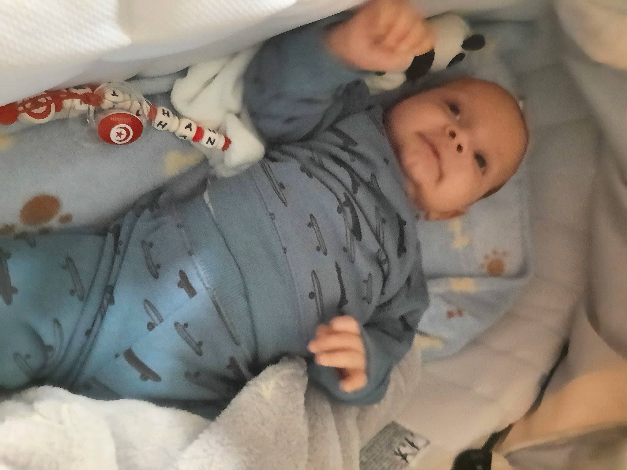 Milhan a rejoint le concours — aidez-le/la à gagner de superbes lots ! baby, baby_products, baby_toddler_clothing, cheek, comfort, eye, face, finger, gesture, hand, head, human_body, mouth, organ, person, skin, sleeve, smile, textile, toddler