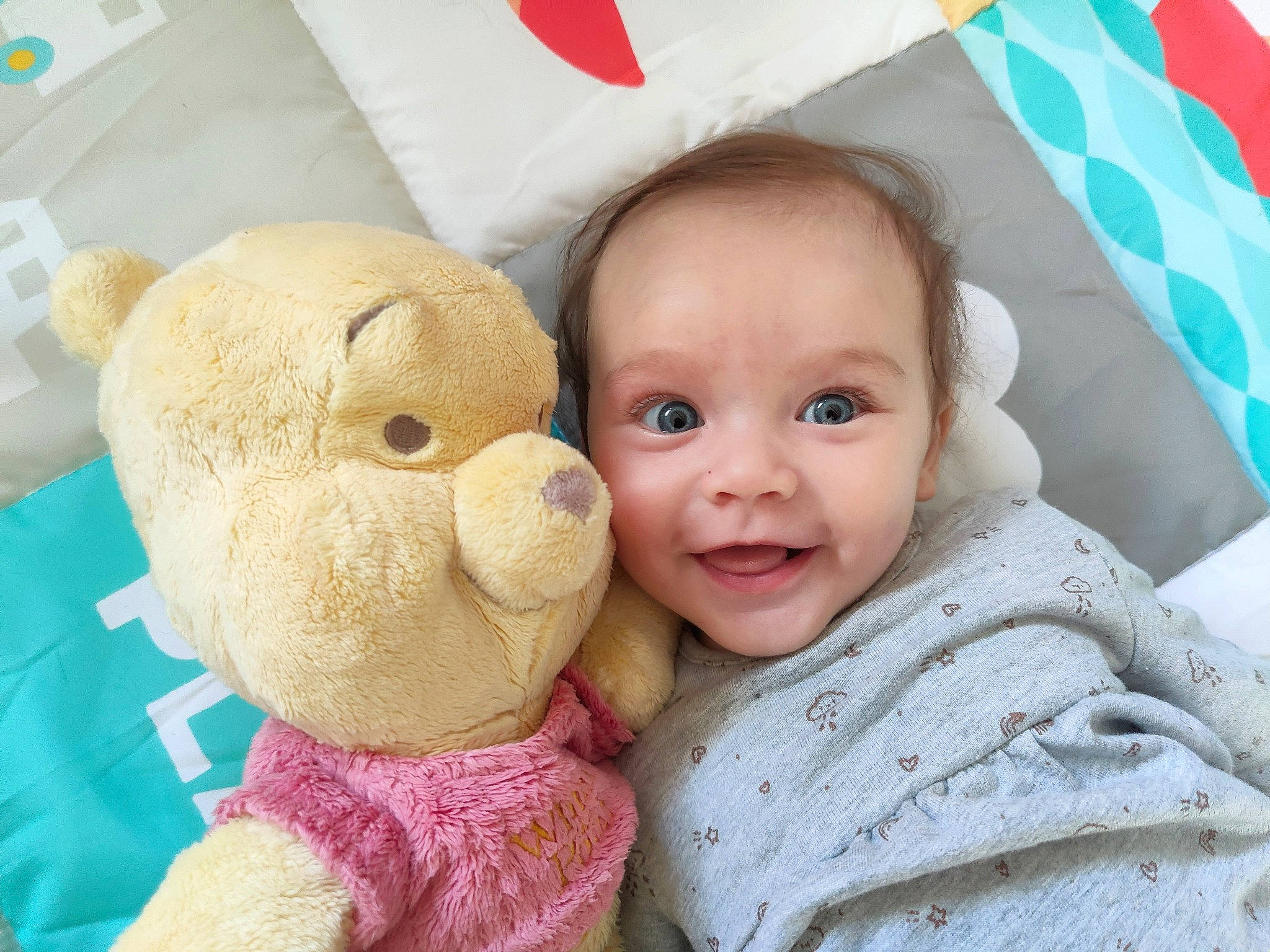 Maélie participe au concours pour gagner de l'argent avec cette photo : baby, baby_toddler_clothing, cheek, comfort, eye, face, facial_expression, happy, head, headgear, iris, lip, nose, organ, person, skin, sleeve, smile, textile, toy