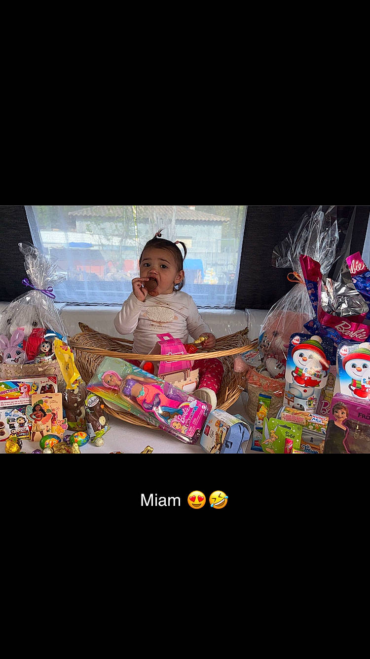 Hawaï participe au concours pour gagner de l'argent avec cette photo : art, automotive_design, baby, child, display_device, event, fictional_character, font, fun, gadget, games, multimedia, person, play, recreation, room, toddler, toy, travel, trunk