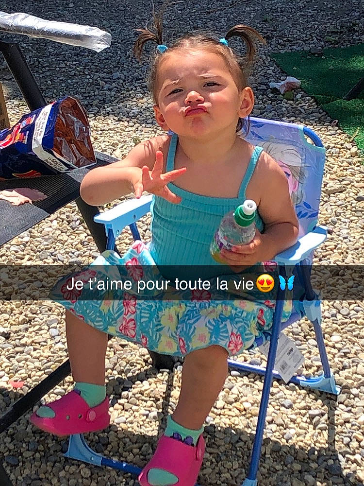 Hawaï a rejoint le concours — aidez-le/la à gagner de superbes lots ! child, electric_blue, eyewear, fun, green, hairstyle, happy, human_leg, leisure, person, play, recreation, sandal, shorts, sitting, sneakers, soil, summer, t_shirt, thigh