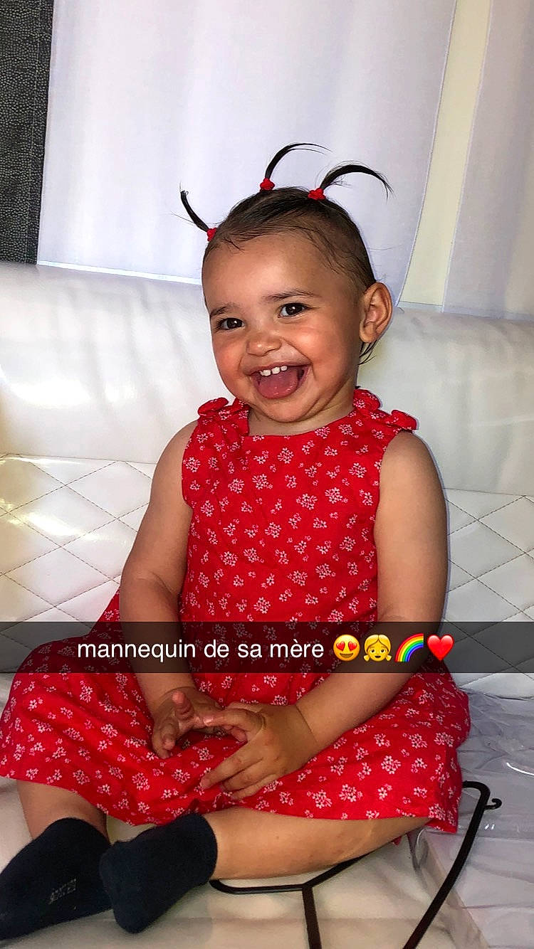 Hawaï a rejoint le concours — aidez-le/la à gagner de superbes lots ! baby_toddler_clothing, black, child, fashion_design, flash_photography, happy, human_body, human_leg, joy, knee, magenta, neck, pattern, person, pink, red, skin, sleeve, smile, thigh