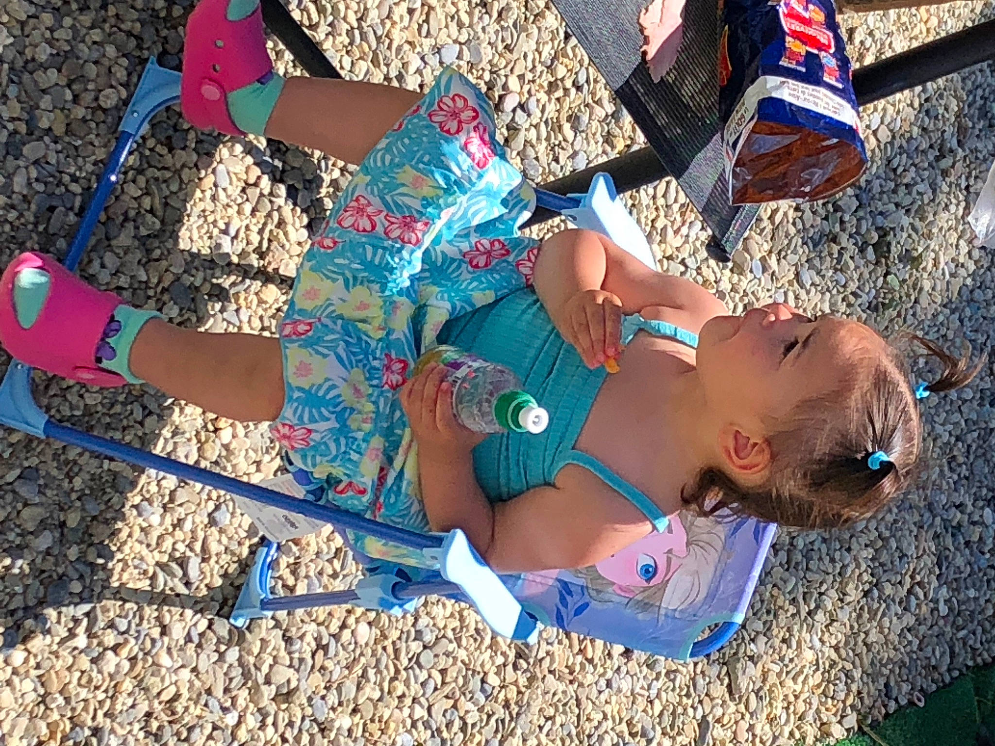 Hawaï a rejoint le concours — aidez-le/la à gagner de superbes lots ! boot, electric_blue, event, eyewear, fun, grass, hat, human_leg, knee, leisure, person, public_event, recreation, sand, sandal, shoe, sneakers, soil, sunglasses, thigh