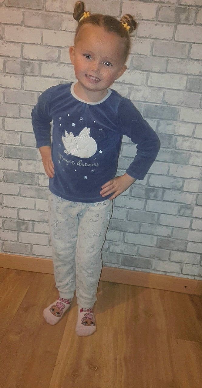 Jaïmon participe au concours pour gagner de l'argent avec cette photo : baby_toddler_clothing, cool, electric_blue, floor, flooring, grey, hair, happy, hardwood, head, joy, laminate_flooring, neck, outerwear, person, sleeve, smile, standing, t_shirt, toddler