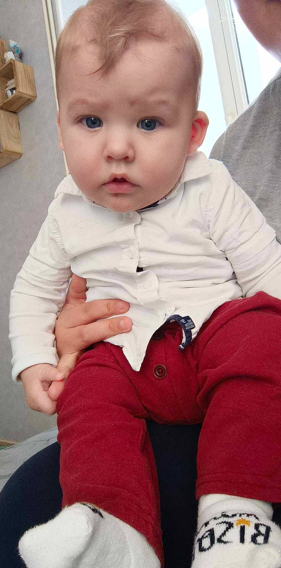 Mathis a rejoint le concours — aidez-le/la à gagner de superbes lots ! baby, baby_toddler_clothing, cheek, child, comfort, elbow, eyelash, finger, happy, lip, magenta, nose, pattern, person, pink, shipping_box, sitting, skin, sleeve, thumb