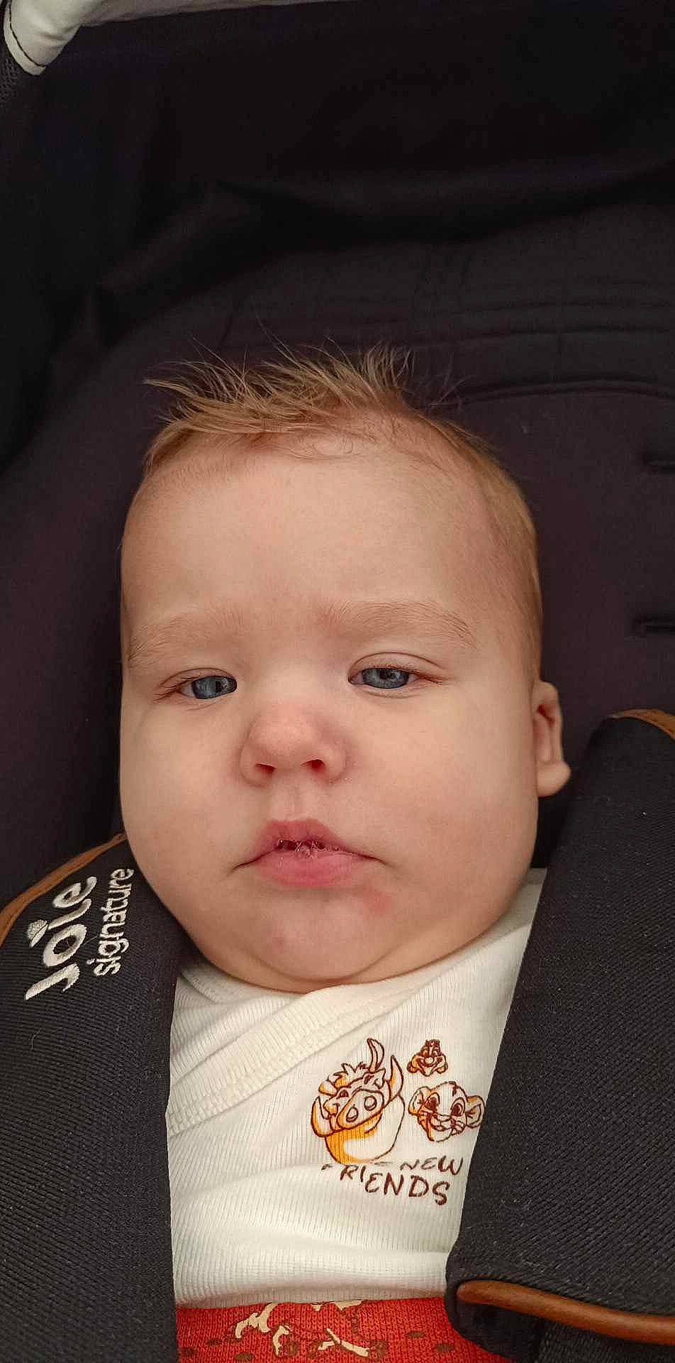 Mathis participe au concours pour gagner de l'argent avec cette photo : baby, cheek, chin, collar, dress_shirt, ear, eyebrow, eyelash, flash_photography, forehead, formal_wear, gesture, happy, iris, lip, no_expression, nose, person, skin, tie