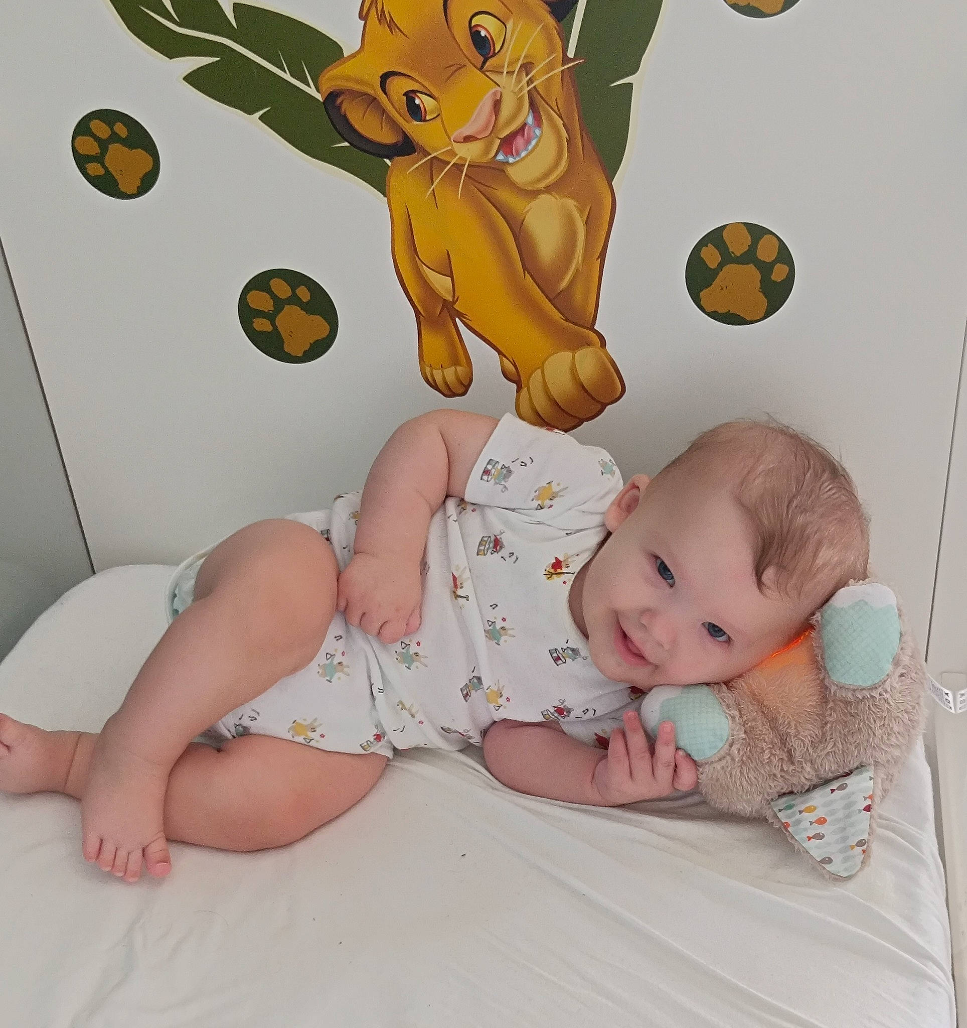 Mathis a rejoint le concours — aidez-le/la à gagner de superbes lots ! art, baby, baby_sleeping, baby_toddler_clothing, barefoot, bed, bedding, child, comfort, foot, happy, human_leg, knee, linens, pattern, person, room, smile, textile, thigh