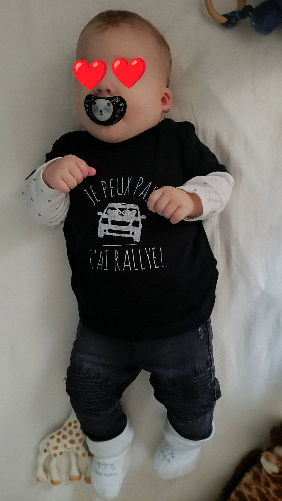 Mathis participe au concours pour gagner de l'argent avec cette photo : arm, baby_toddler_clothing, cool, finger, gesture, hairstyle, hand, head, headgear, human_body, muscle, neck, outerwear, person, personal_protective_equipment, sleeve, sports_gear, sportswear, standing, t_shirt
