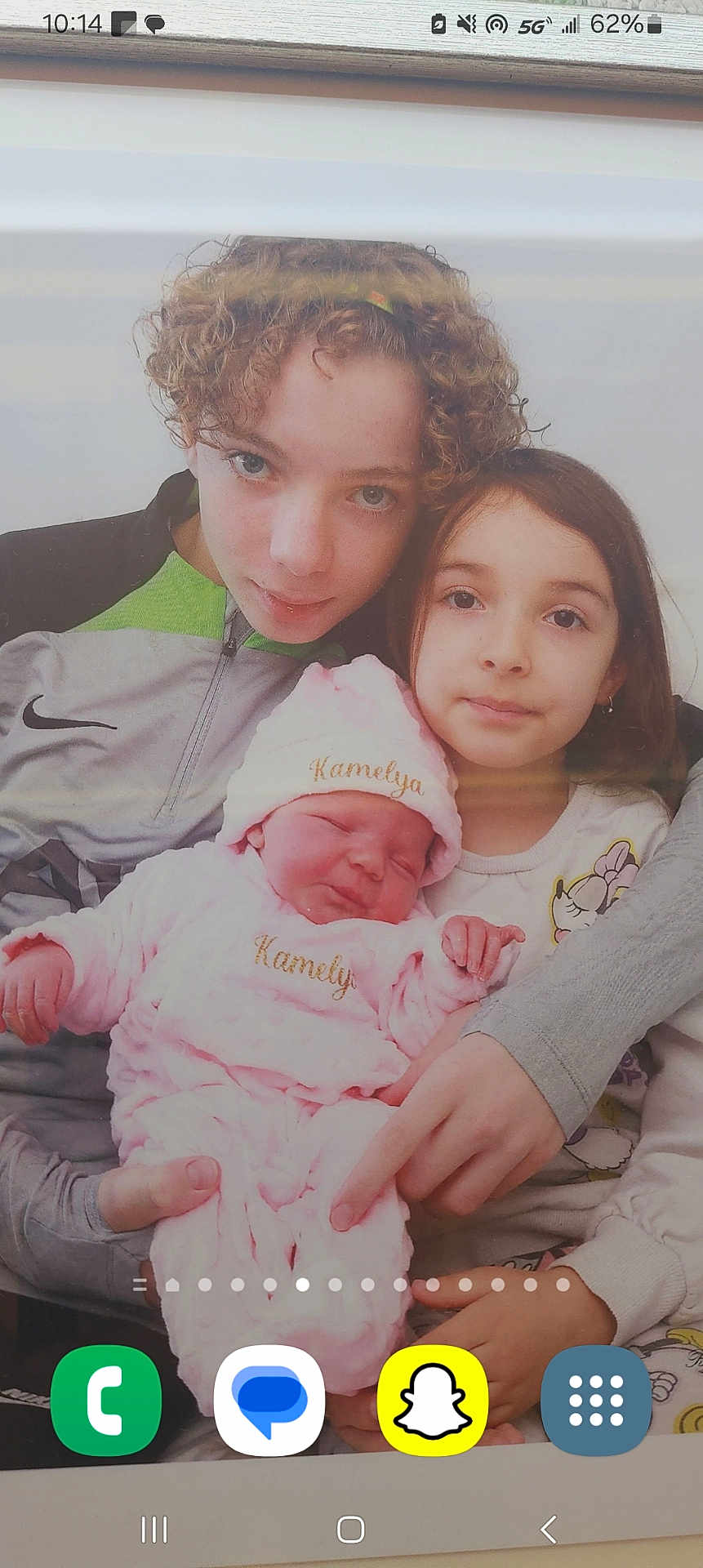 Kamelya participe au concours pour gagner de l'argent avec cette photo : child, baby, newborn, siblings, curly_hair, pink_clothing, headband, portrait, family, indoor, holding, face, cute, toddler, smiling, light, candid, warmth, togetherness, casual