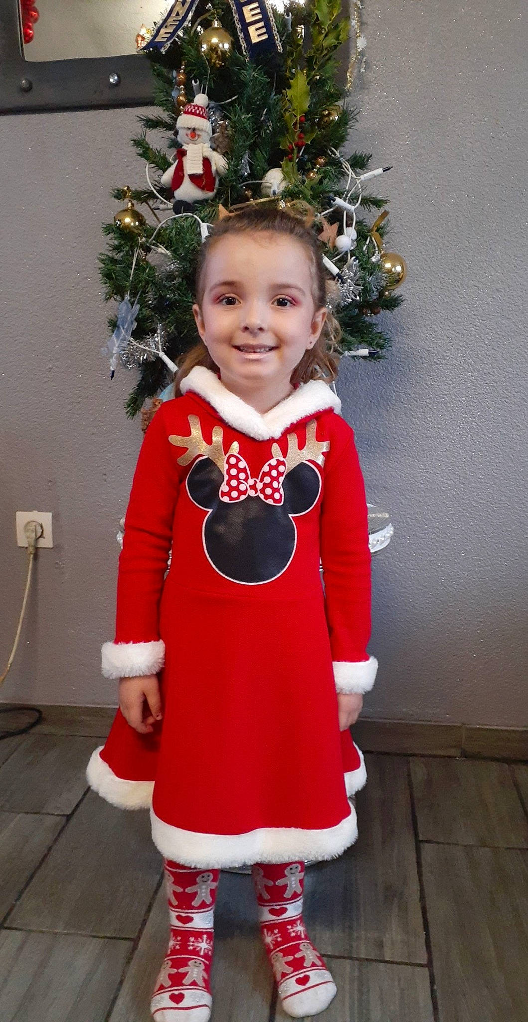 Kaïssy a rejoint le concours — aidez-le/la à gagner de superbes lots ! arm, baby_toddler_clothing, christmas_decoration, christmas_ornament, christmas_tree, costume_hat, dress, face, hair, happy, hat, head, headgear, holiday_ornament, human_body, joy, person, red, sleeve, smile