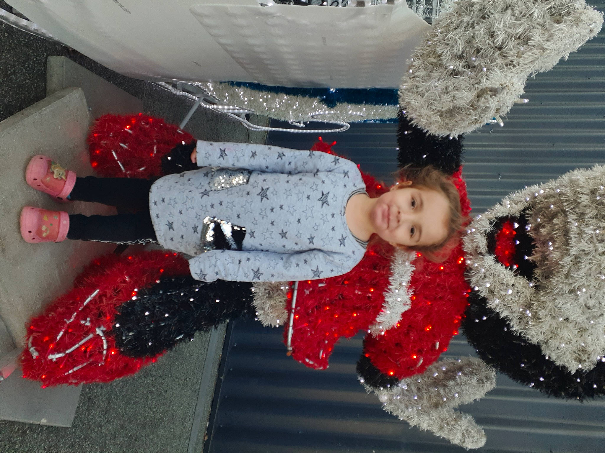 Kaïssy a rejoint le concours — aidez-le/la à gagner de superbes lots ! beauty, carmine, child, christmas, christmas_decoration, christmas_eve, costume, dress, event, freezing, fun, holiday, joy, pattern, person, pink, sleeve, snow, textile, toddler