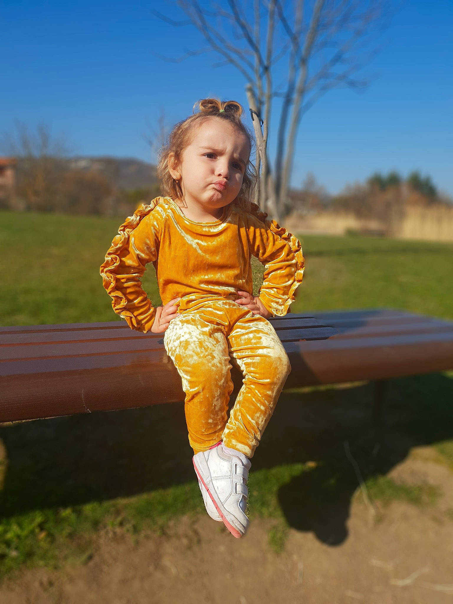 Kaïssy a rejoint le concours — aidez-le/la à gagner de superbes lots ! child, fun, grass, happy, jumping, leisure, outerwear, people_in_nature, person, photography, plant, play, recreation, smile, toddler, tree, vacation, yellow