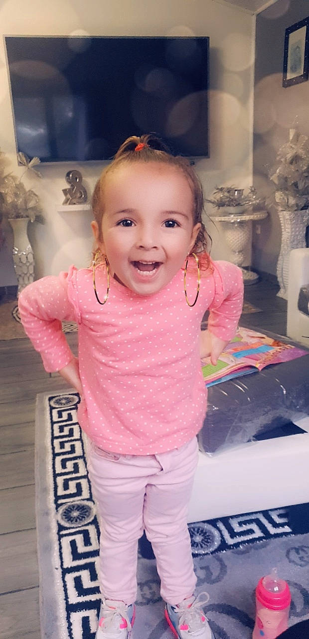 Kaïssy a rejoint le concours — aidez-le/la à gagner de superbes lots ! baby, cheek, child, cool, face, facial_expression, forehead, fun, happy, head, joy, person, pink, shoulder, skin, sleeve, smile, standing, t_shirt, toddler