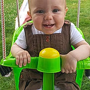 Candice participe au concours pour gagner de l'argent avec cette photo : baby, baby_clothing, child, cute, daylight, face, grass, green, hands, happy, holding, infant, legs, outdoor, playground, seat, smiling, swing, teepee, toy