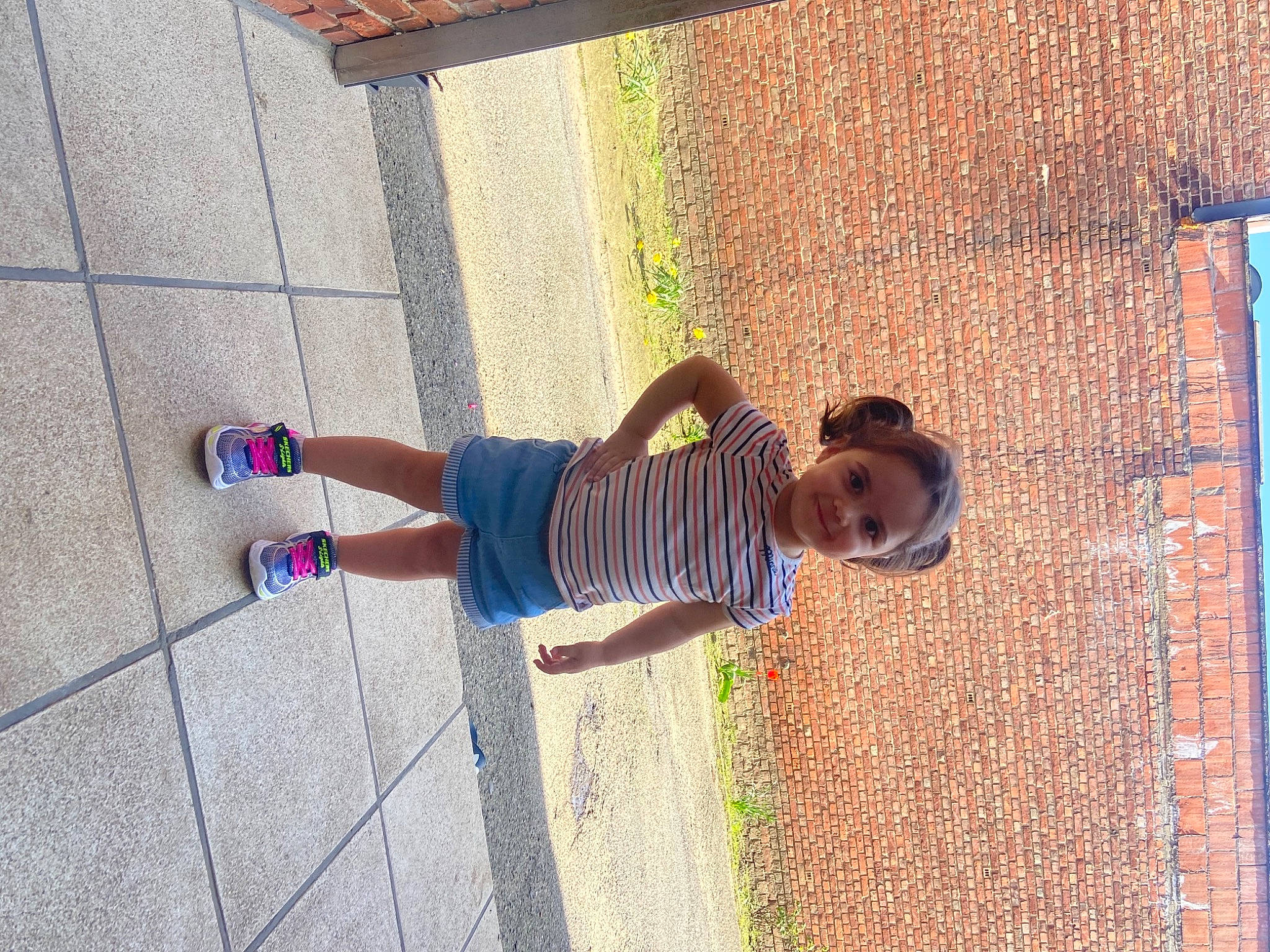 Timeea a rejoint le concours — aidez-le/la à gagner de superbes lots ! concrete, dress, electric_blue, facade, flooring, foot, fun, human_leg, joy, leisure, pattern, person, road_surface, sandal, shadow, sidewalk, street_fashion, sunglasses, thigh, tints_and_shades