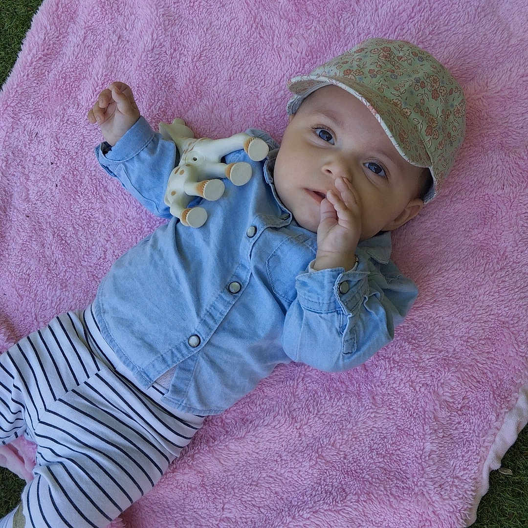 Yuna a rejoint le concours — aidez-le/la à gagner de superbes lots ! baby, baseballcap, blanket, bonnet, cap, clothing, face, grass, hat, head, homedecor, lawn, newborn, pants, person, photography, plant, portrait, purple, quilt