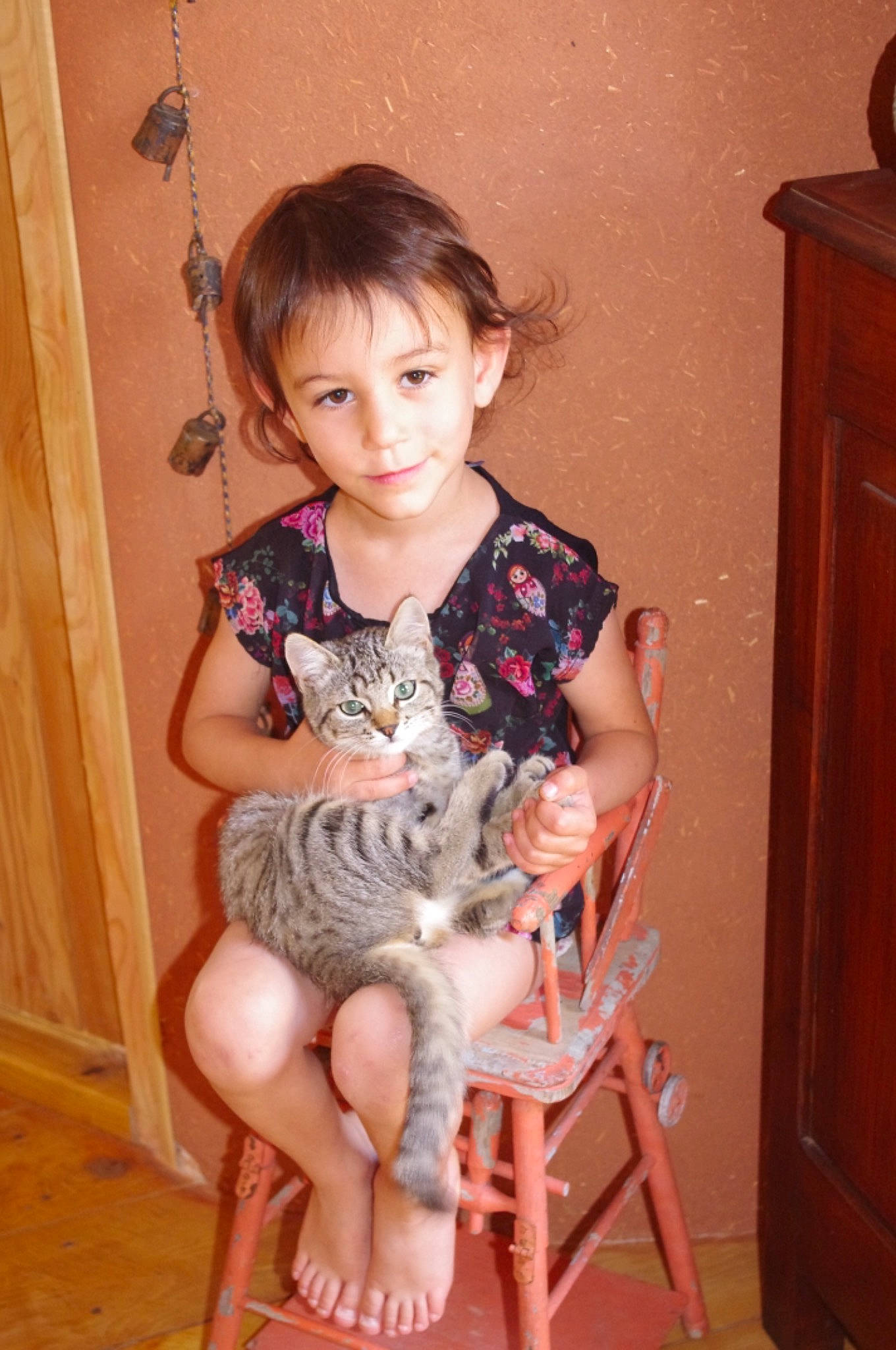 Méli participe au concours pour gagner de l'argent avec cette photo : cabinetry, carnivore, chair, eye, face, facial_expression, fawn, felidae, happy, head, human_body, iris, leg, neck, pink, shoe, shoulder, skin, thigh, toddler