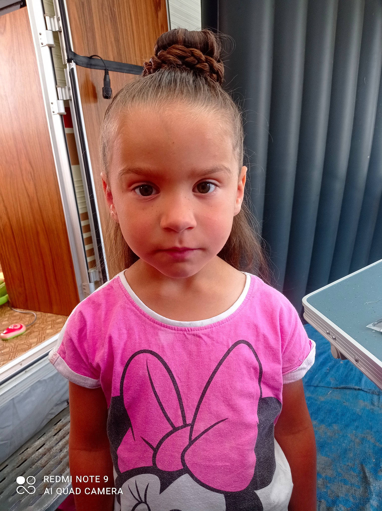 Maëlys participe au concours pour gagner de l'argent avec cette photo : baby_toddler_clothing, blond, child, cool, eyelash, eyewear, fashion_accessory, fun, hair_care, hairstyle, happy, leisure, magenta, person, pink, shoulder, sitting, sleeve, t_shirt, toddler