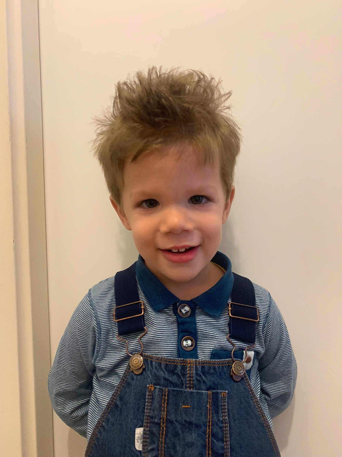 Glenn a rejoint le concours — aidez-le/la à gagner de superbes lots ! child, smiling, portrait, denim_overalls, striped_shirt, young_boy, hair, face, happy, casual_clothing, standing, indoors, light_background, cute, buttoned_shirt, fashion, person, childhood, friendly, boy