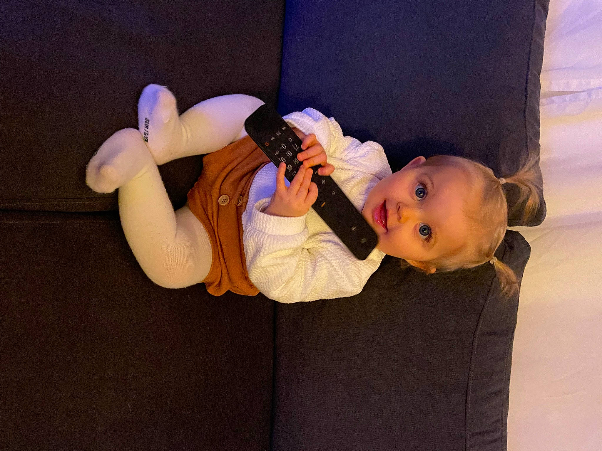 Jade a rejoint le concours — aidez-le/la à gagner de superbes lots ! baby, baby_toddler_clothing, child, comfort, elbow, event, flash_photography, foot, fun, gesture, human_leg, knee, person, sitting, smile, sock, surprise, thigh, thumb, toddler